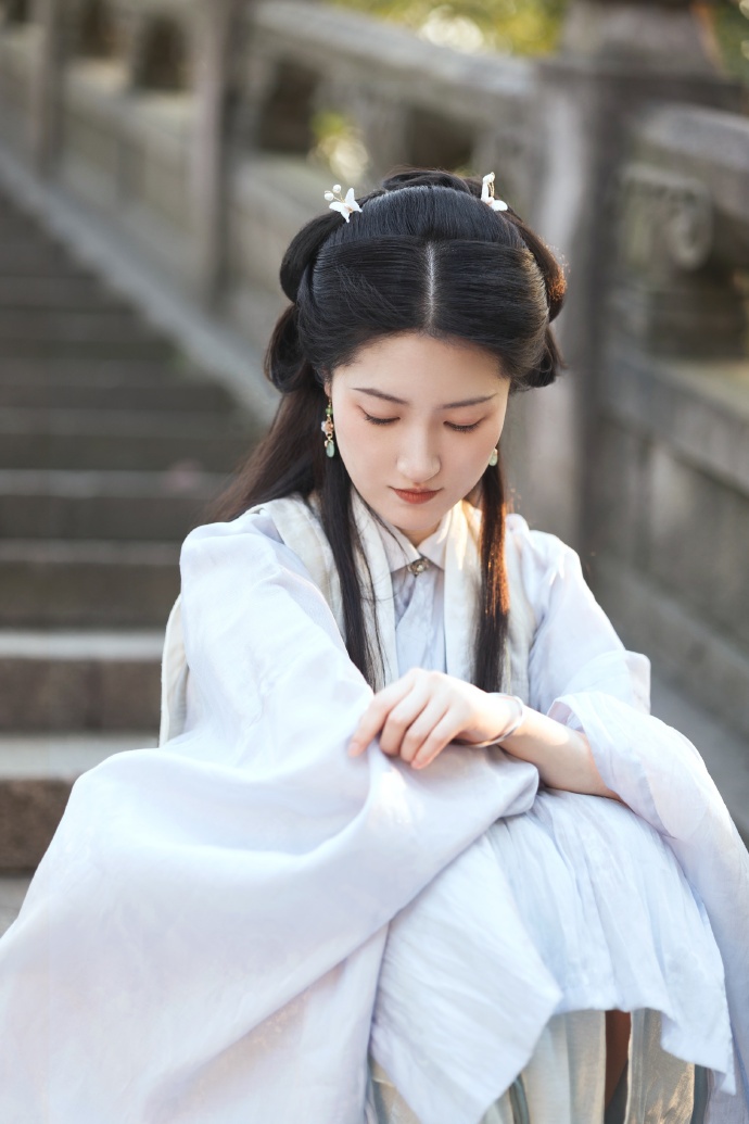 谢贤前妻甄珍得知谢贤去世消息难过落泪：他对我那么好那么照顾我