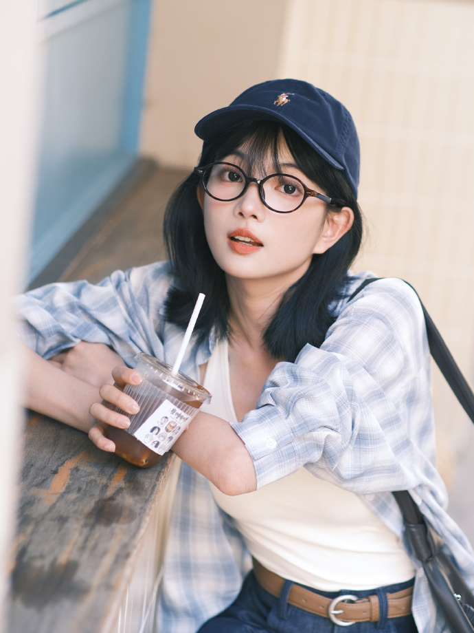蹦蹦跳跳的世界 封面